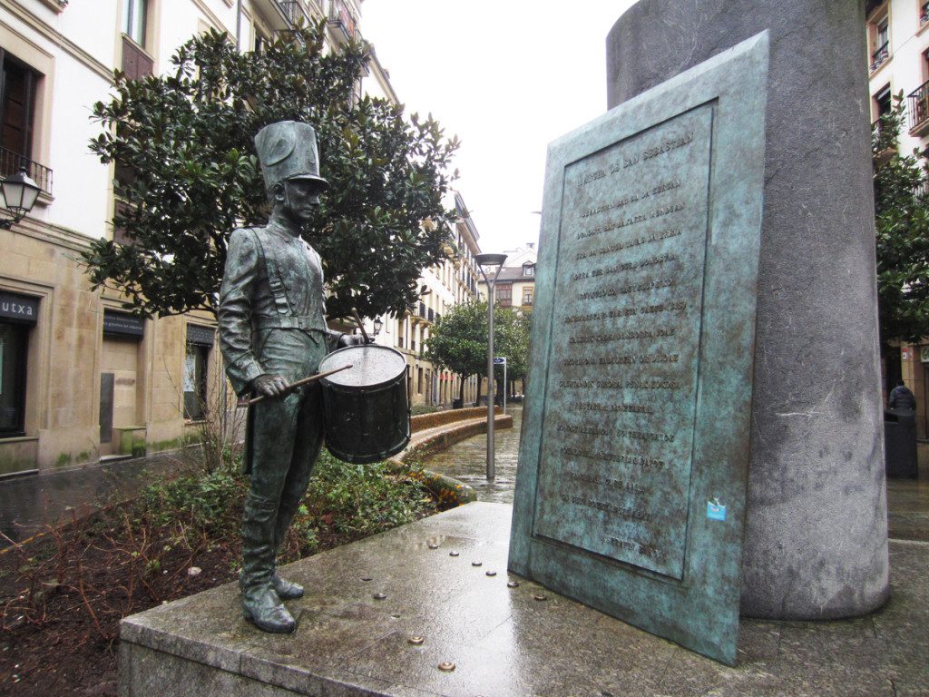 Escultura homenaje a la marcha de San Sebastián