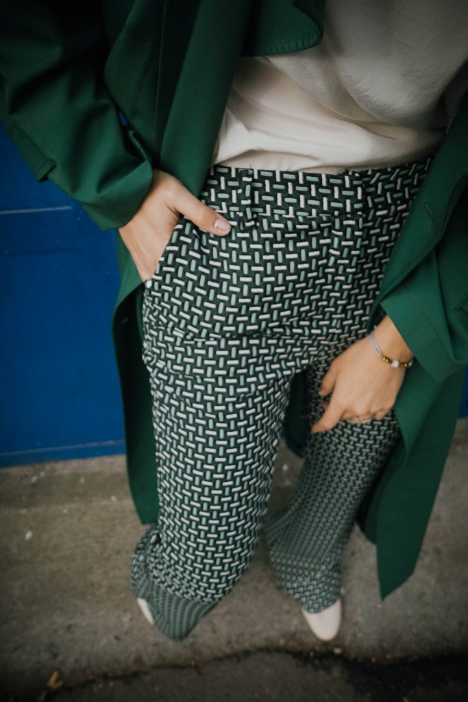 mujer posando street style