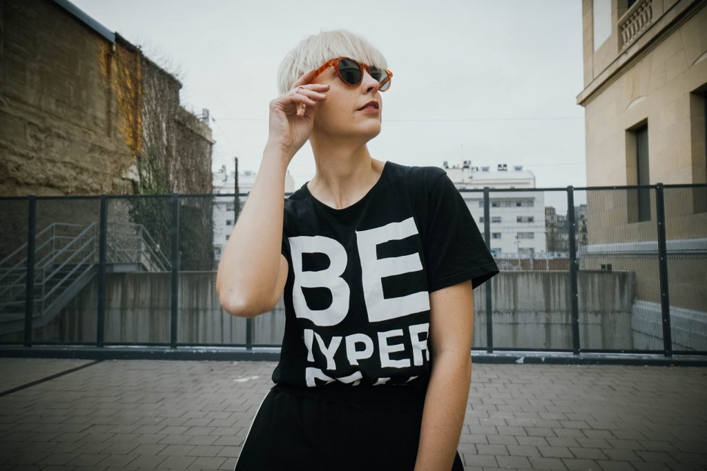 mujer posando street style