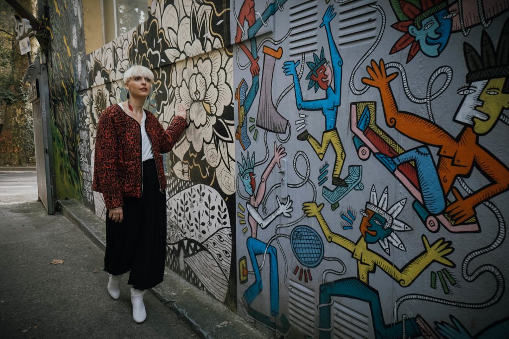 mujer posando street style 