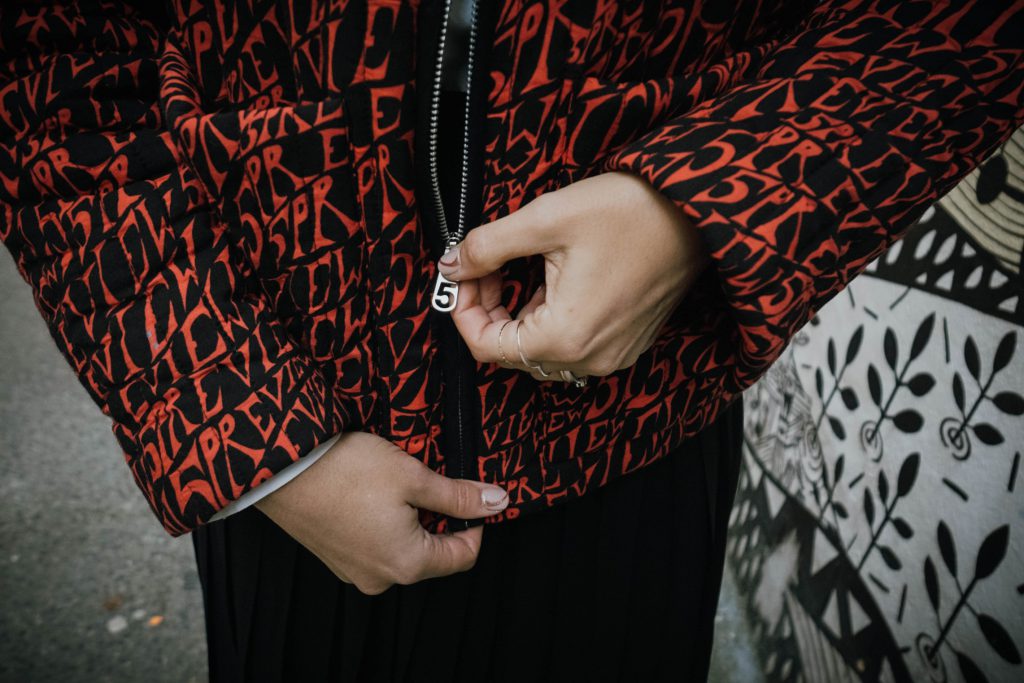 mujer posando street style