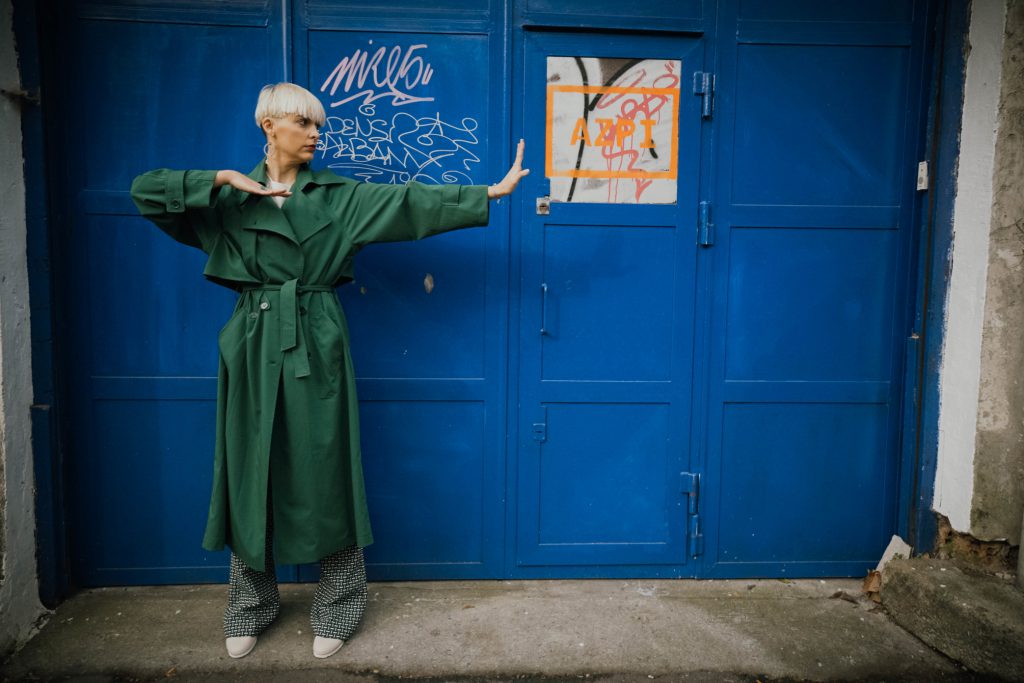 mujer posando street style 