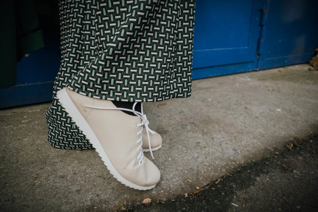 mujer posando street style