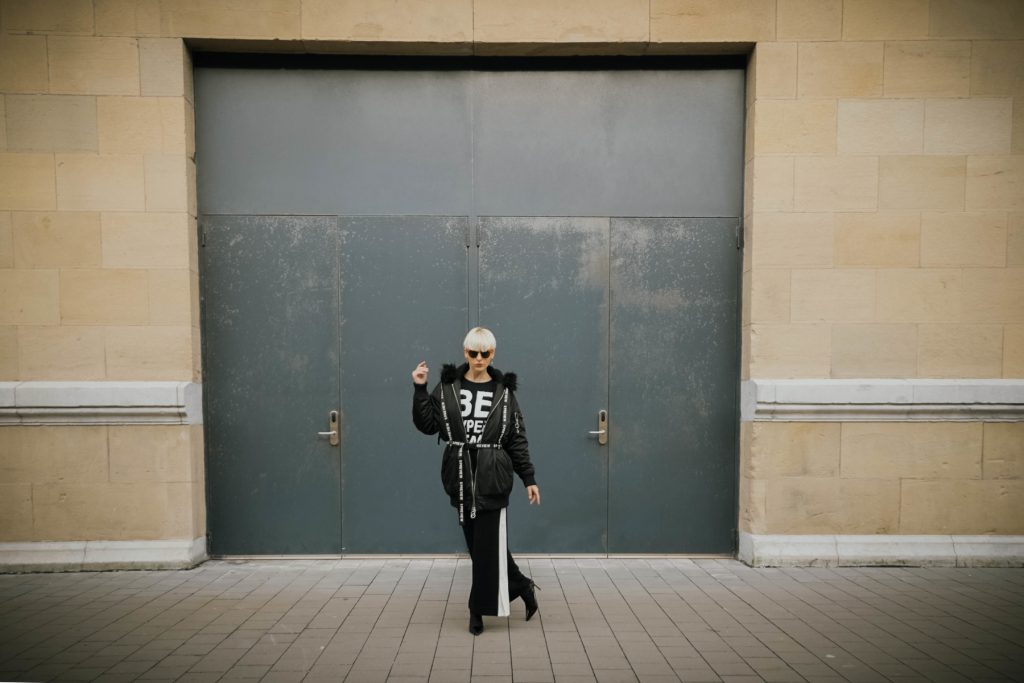 mujer posando street style 