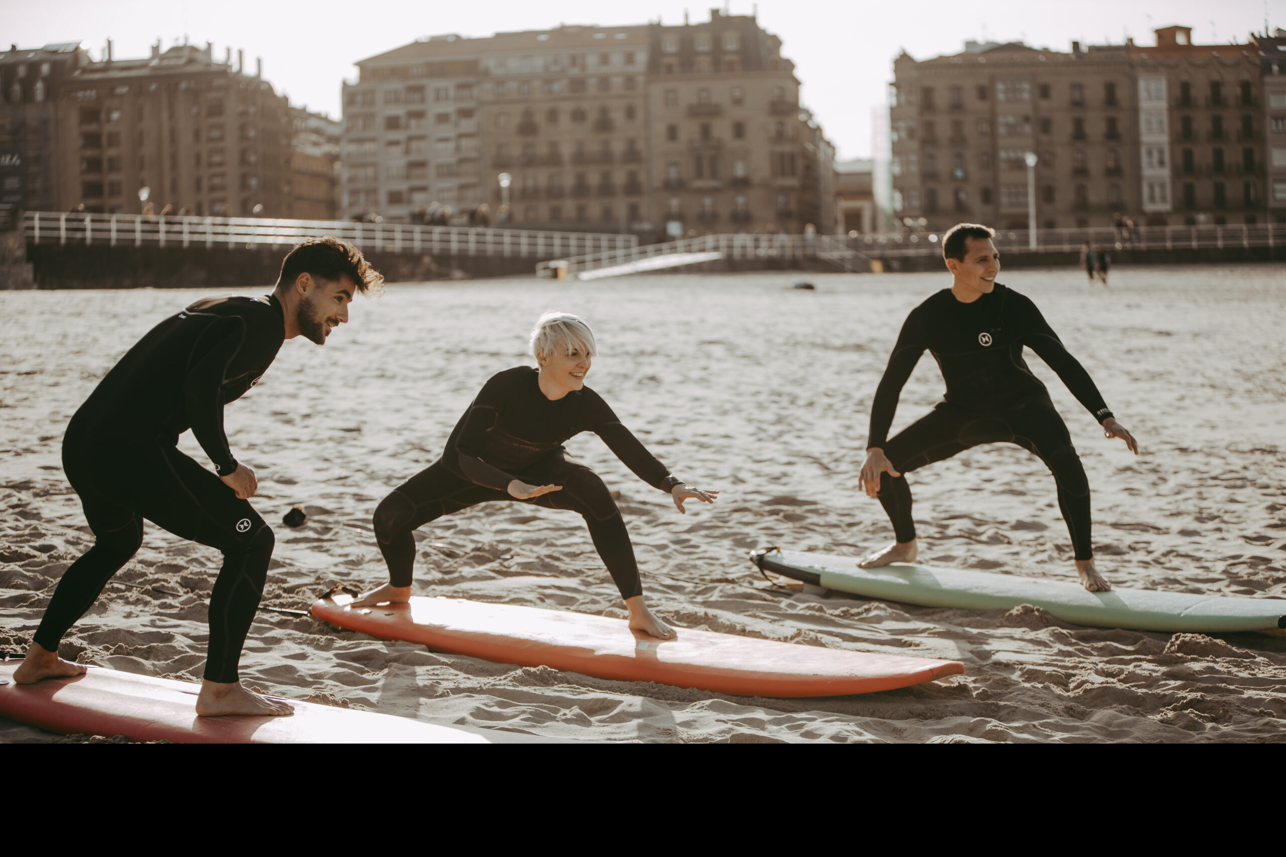 3 personas haciendo surf