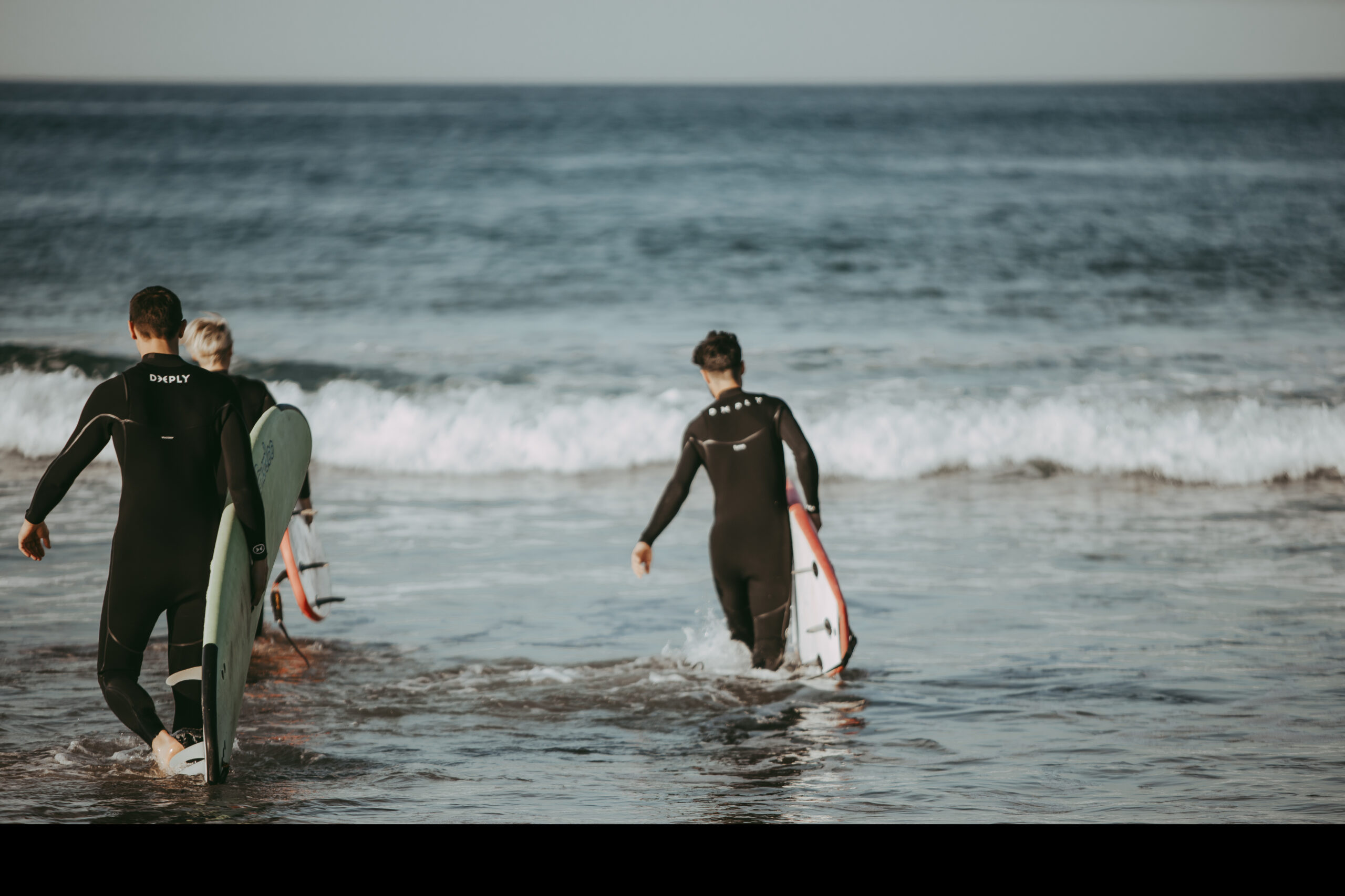 yendo al mar a surfear